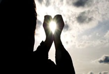 亿万28官网：姆巴佩挑衅马竞球迷动作被曝光，不雅动作导致其.